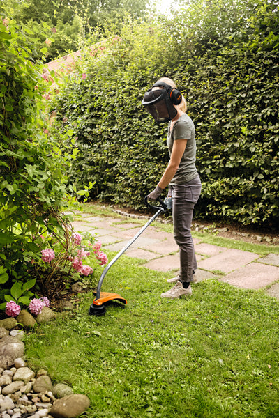 Vista laterale del decespugliatore STIHL FS 38 ideale per il giardinaggio