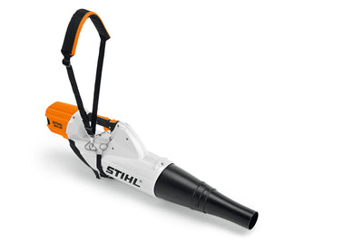 Sistema di sostegno con tracolla Stihl per BGA 85, ottimizzato con batteria in vista