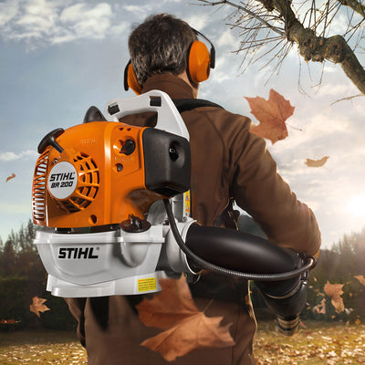 Vista frontale del soffiatore spalleggiato BR 200, con impugnatura multifunzione di Stihl.
