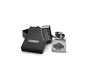 Accendino Zippo in colore argento con scritta CONTRA LIGHTNING e logo STIHL