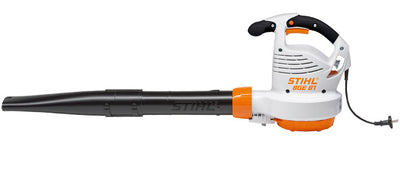 Vista laterale del Soffiatore Elettrico Stihl BGE 81 in azione su prato