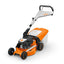 Tosaerba a scoppio STIHL RM 248 su prato verde con motore acceso