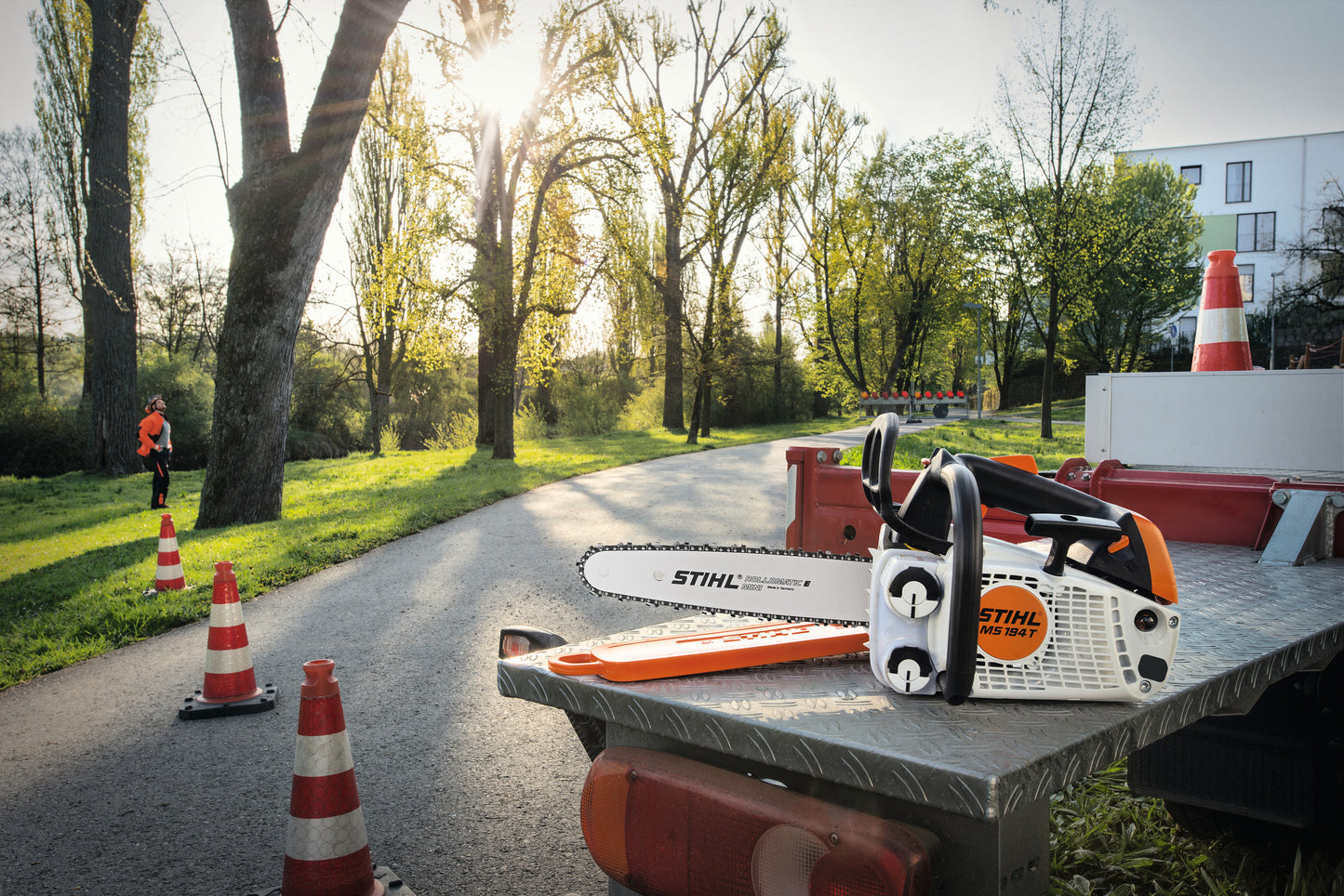Vista posteriore della motosega STIHL MS 194 TC-E, mostrando il tappo del serbatoio e le impugnature
