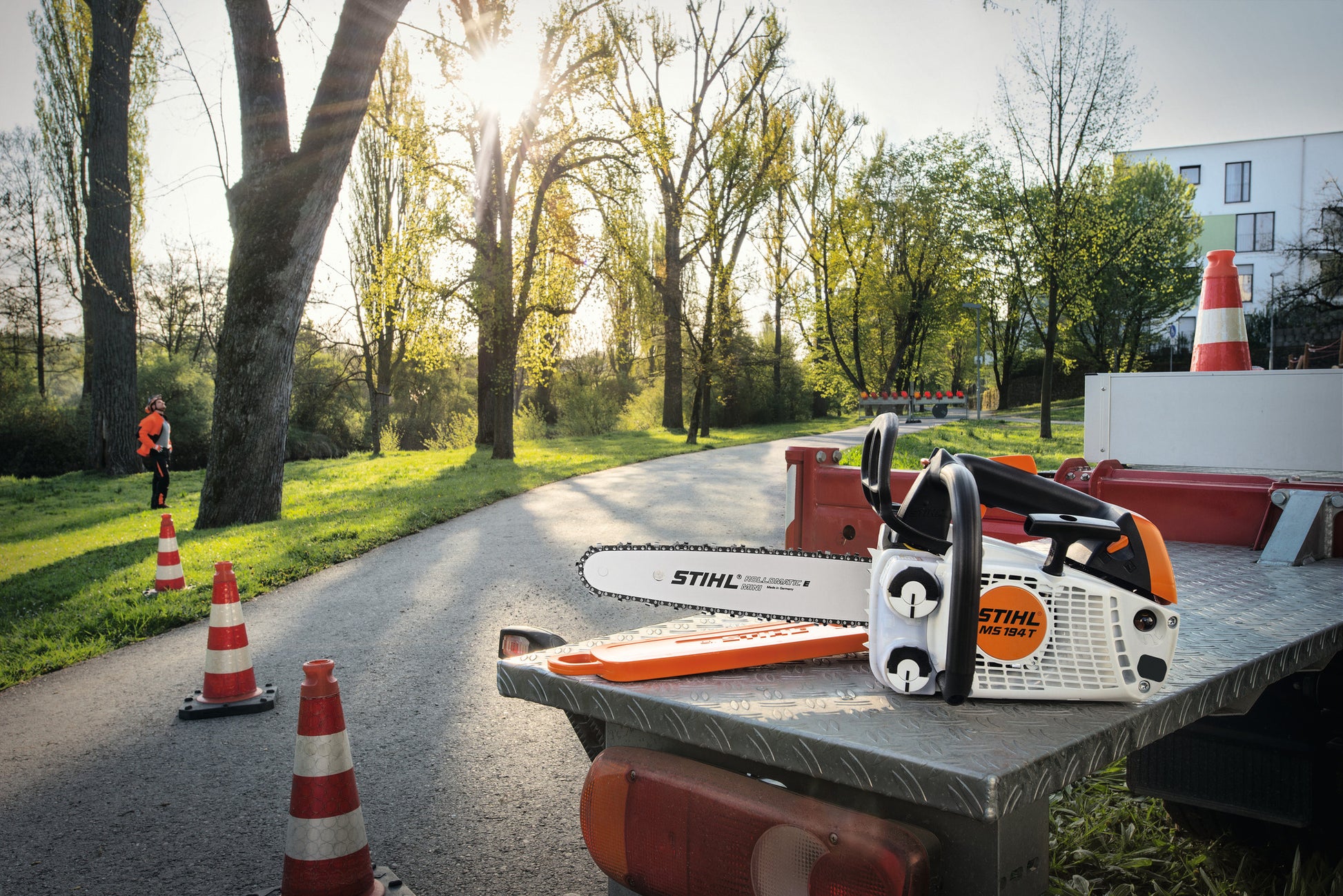 Vista posteriore della motosega STIHL MS 194 TC-E, mostrando il tappo del serbatoio e le impugnature