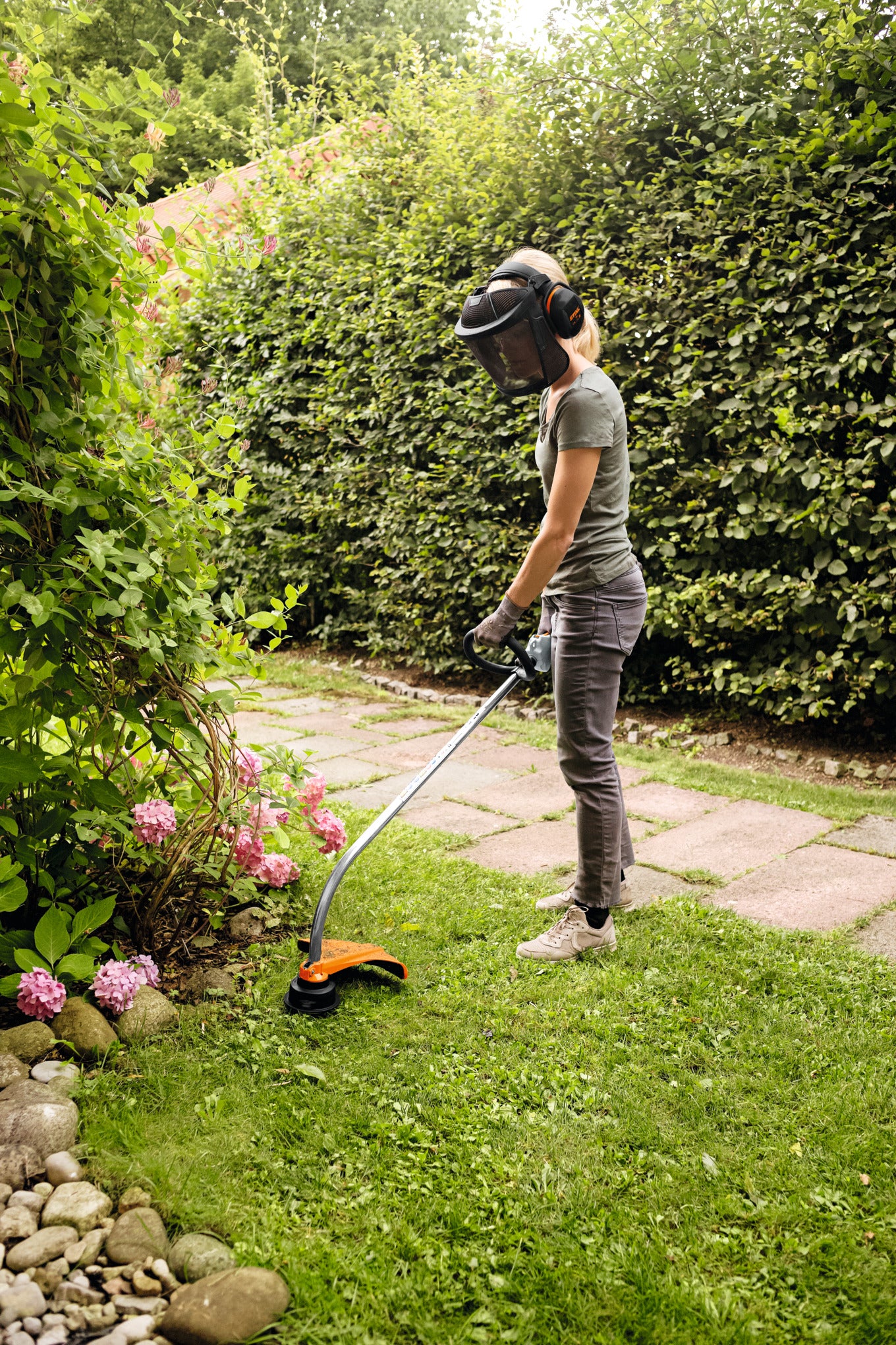 Vista laterale del decespugliatore STIHL FS 38 ideale per il giardinaggio