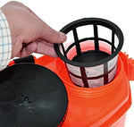 Serbatoio arancione con filtro a maglia nera, mano che solleva il filtro, attrezzatura da giardinaggio, contenitore per liquidi, accessorio per spruzzatore, attrezzo per irrigazione, filtro rimovibile, attrezzo agricolo, manutenzione del giardino.