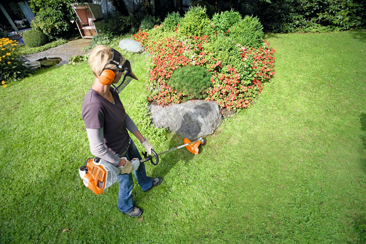 Il decespugliatore STIHL FS 56 R in azione su un prato
