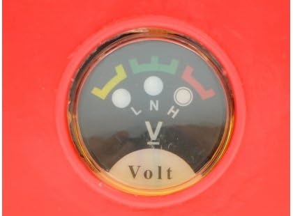 Voltmetro analogico con quadrante rotondo, indicatori colorati e scala di lettura per misurare la tensione elettrica in volt. Ideale per applicazioni elettriche e diagnostica di sistemi di alimentazione.
