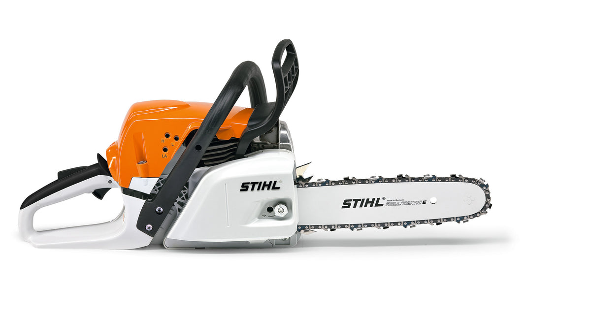 Vista frontale della motosega STIHL MS 251 su sfondo bianco