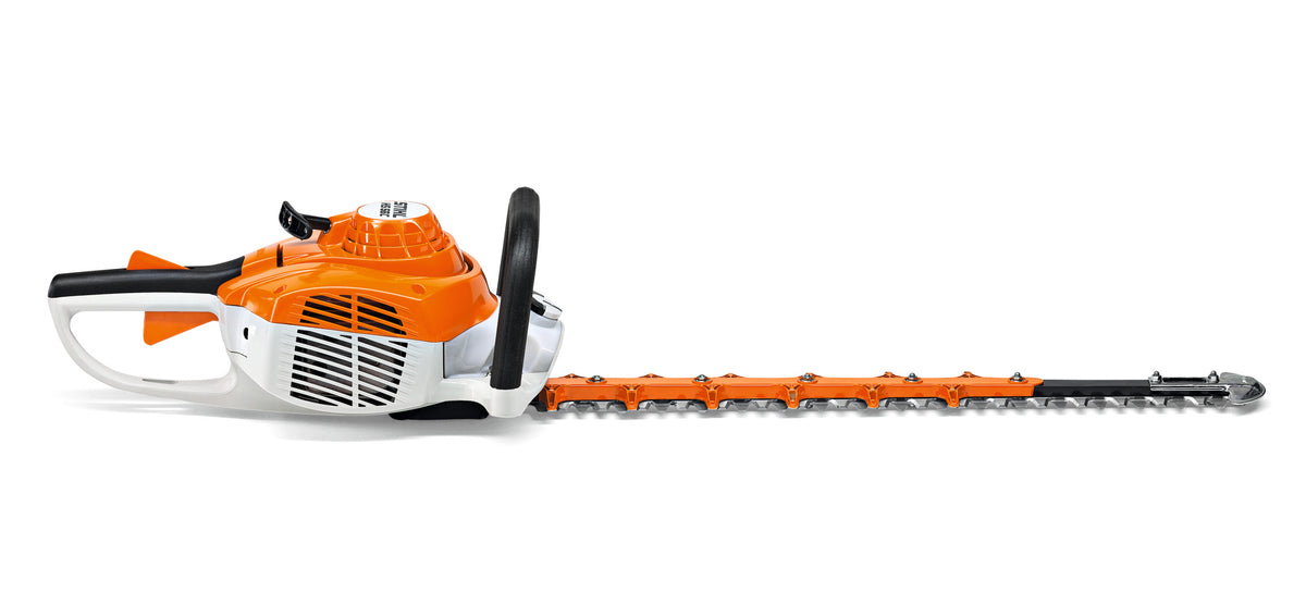 Tagliasiepi STIHL HS 56 CE in uso da un operatore