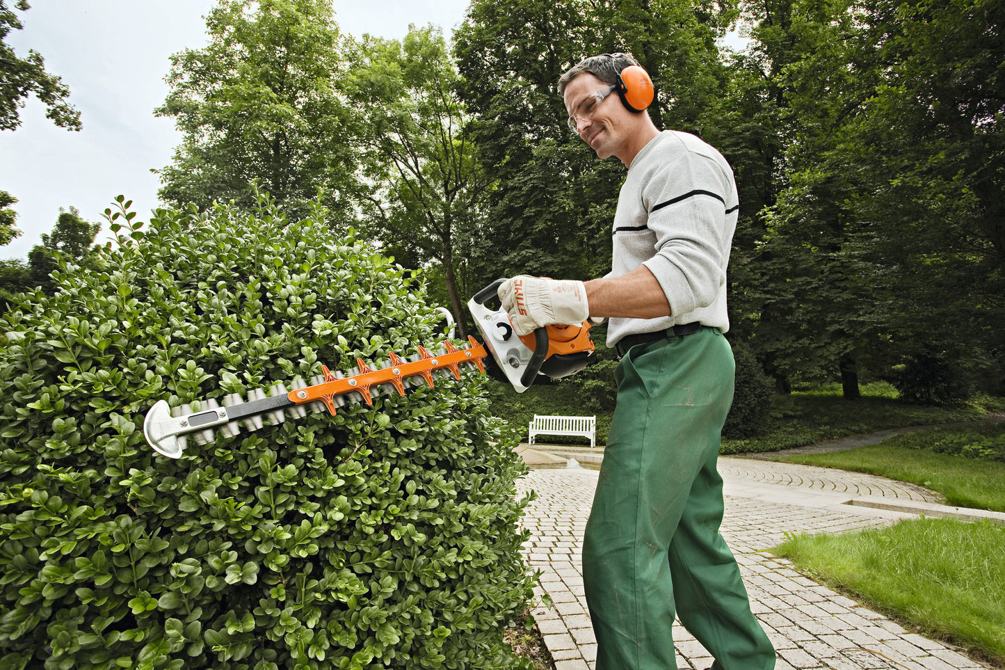 Tagliasiepi STIHL HS 56 CE poggiato a terra