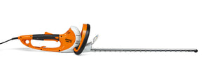 Vista laterale del tagliasiepi elettrico Stihl HSE 71 in uso