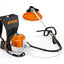 Decespugliatore Stihl FR 460 TC-E in azione su un campo verde