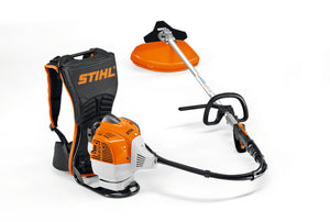 Decespugliatore Stihl FR 460 TC-E in azione su un campo verde