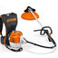 Decespugliatore STIHL FR 410 C-E con sistema antivibrante in azione su terreno ripido