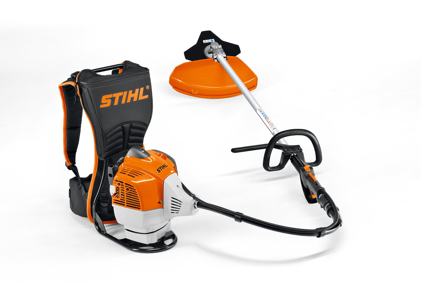 Decespugliatore STIHL FR 410 C-E con sistema antivibrante in azione su terreno ripido