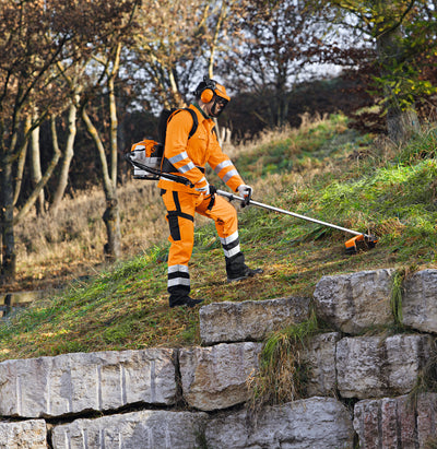Decespugliatore Stihl FR 460 TC-EM durante utilizzo su terreno