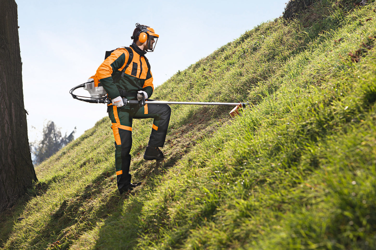 Vista laterale del Decespugliatore STIHL FR 410 C-E in funzione