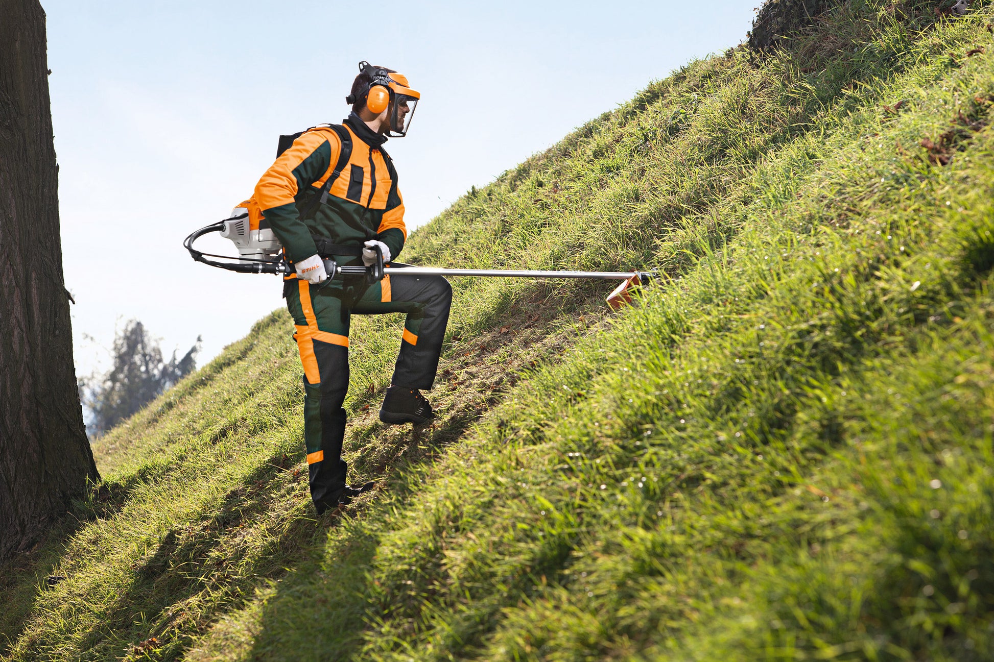 Vista laterale del Decespugliatore STIHL FR 410 C-E in funzione