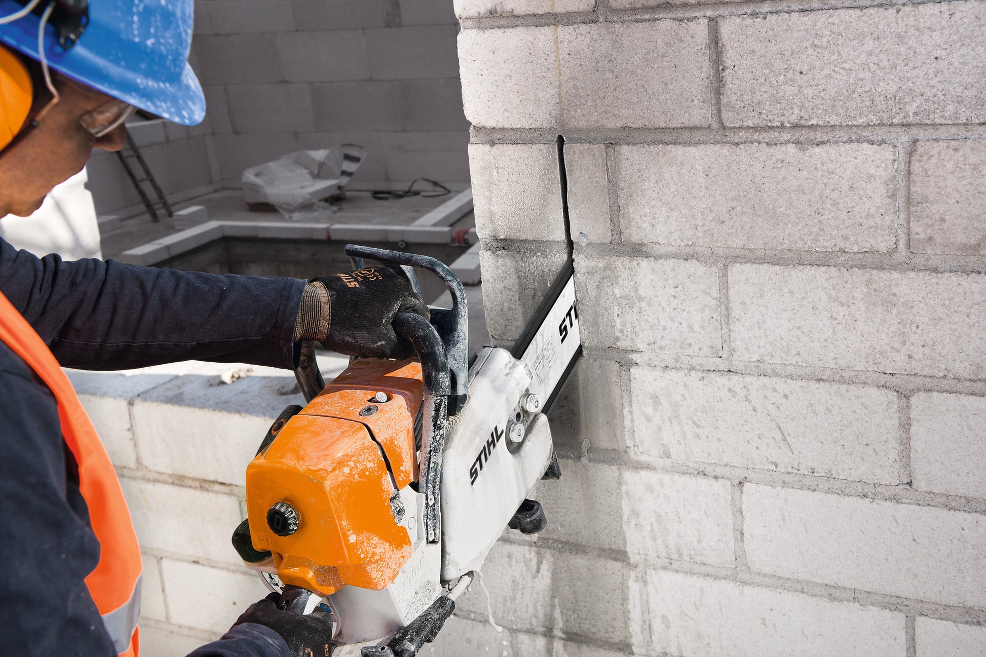 Motosega STIHL GS 461 in utilizzo su pietra, con emissione di acqua