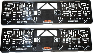 Portatarga nero STIHL TIMBERSPORTS con scritta "KISS MY AXE" e simbolo di due asce incrociate, design robusto e resistente, accessorio ideale per auto di appassionati di sport del legno e motoseghe, compatibile con targhe europee.