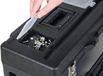 Cassetta degli attrezzi nera con scomparto superiore per viti e bulloni, chiusura trasparente e manico ergonomico. Ideale per organizzare utensili e accessori. Robusta e pratica per il trasporto.