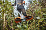 Vista laterale del decespugliatore STIHL FS 311 con tracolla