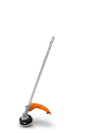 Decespugliatore Stihl Kombi con testina AutoCut e impugnatura ergonomica su sfondo bianco