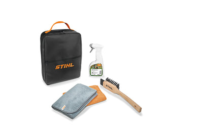 Kit Cura & Pulizia per iMOW Plus di STIHL con flacone Multiclean, spazzola con raschietto, panni in microfibra e borsa da trasporto