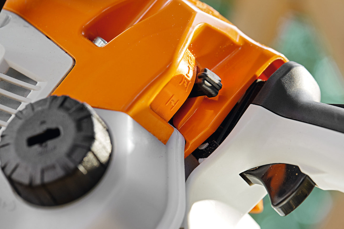 Motosega STIHL MS 172 C-BE in azione con legna