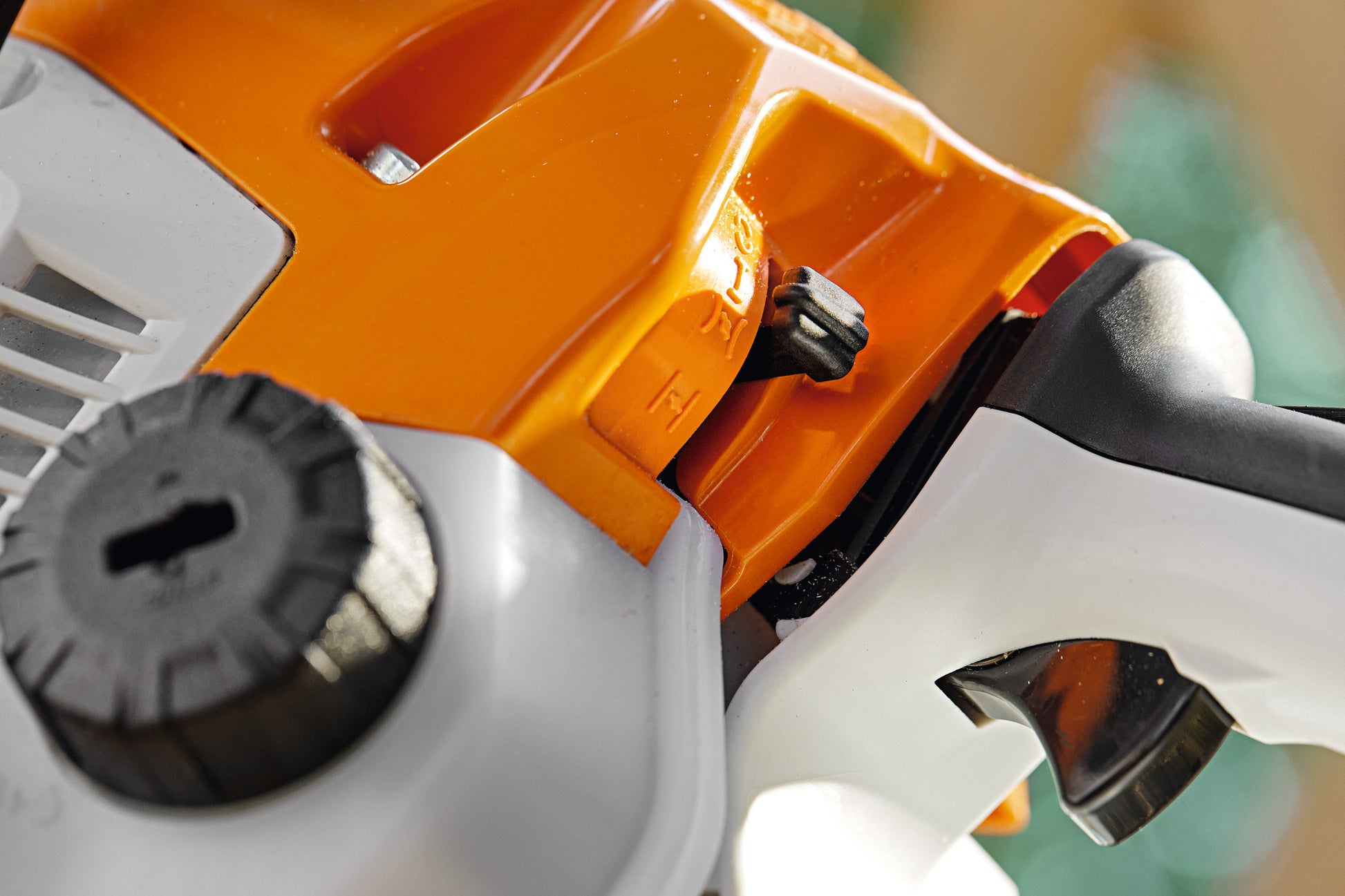 Motosega STIHL MS 172 C-BE in azione con legna