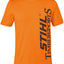 Maglietta arancione a maniche corte STIHL TIMBERSPORTS® per uomo, con logo nero verticale sul lato destro. Ideale per appassionati di sport all'aperto e lavori forestali. Tessuto di alta qualità, design moderno e confortevole.