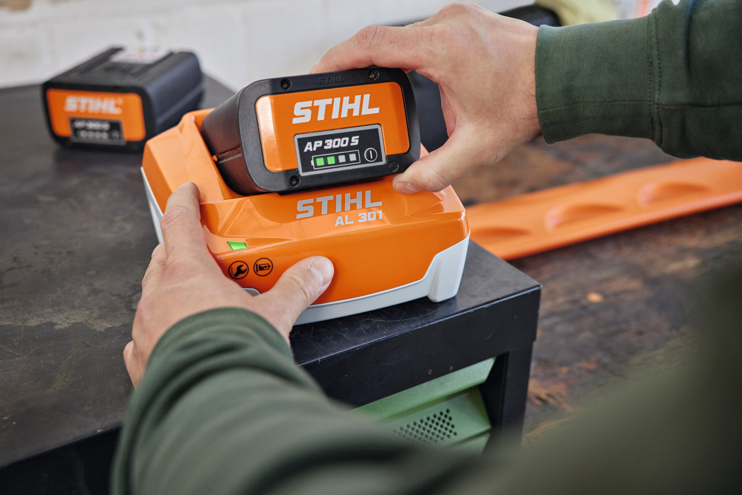 Vista frontale del caricatore rapido Stihl AL 301