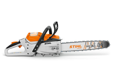 Motosega Stihl MSA 300 in azione durante il taglio di un tronco