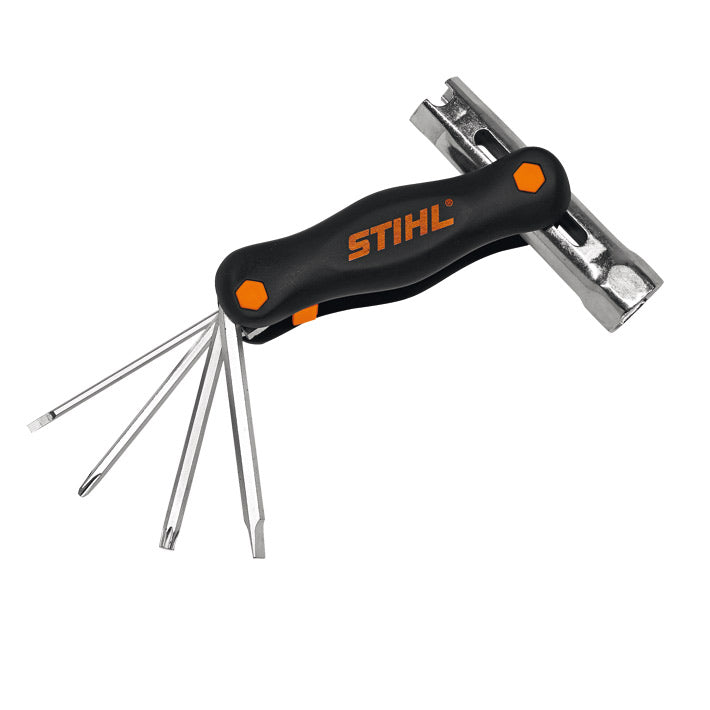 Utensile multifunzione Stihl con cacciavite e chiavi per candele in mostra su sfondo bianco