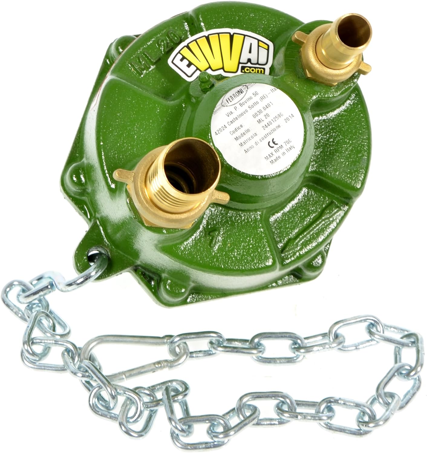 Pompa manuale verde per acqua con attacchi in ottone e catena di sicurezza. Marca EVVA, modello MA 801, prodotto in Italia. Ideale per sistemi di irrigazione e applicazioni idrauliche. Materiali resistenti e di alta qualità.