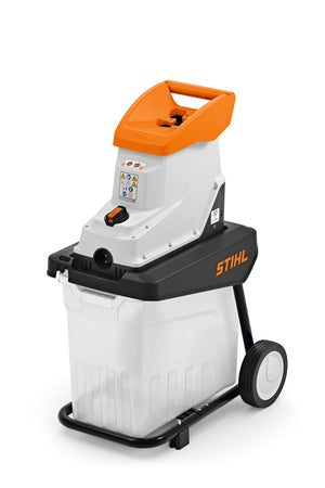 Vista frontale del biotrituratore elettrico STIHL GHE 135 L con contenitore integrato