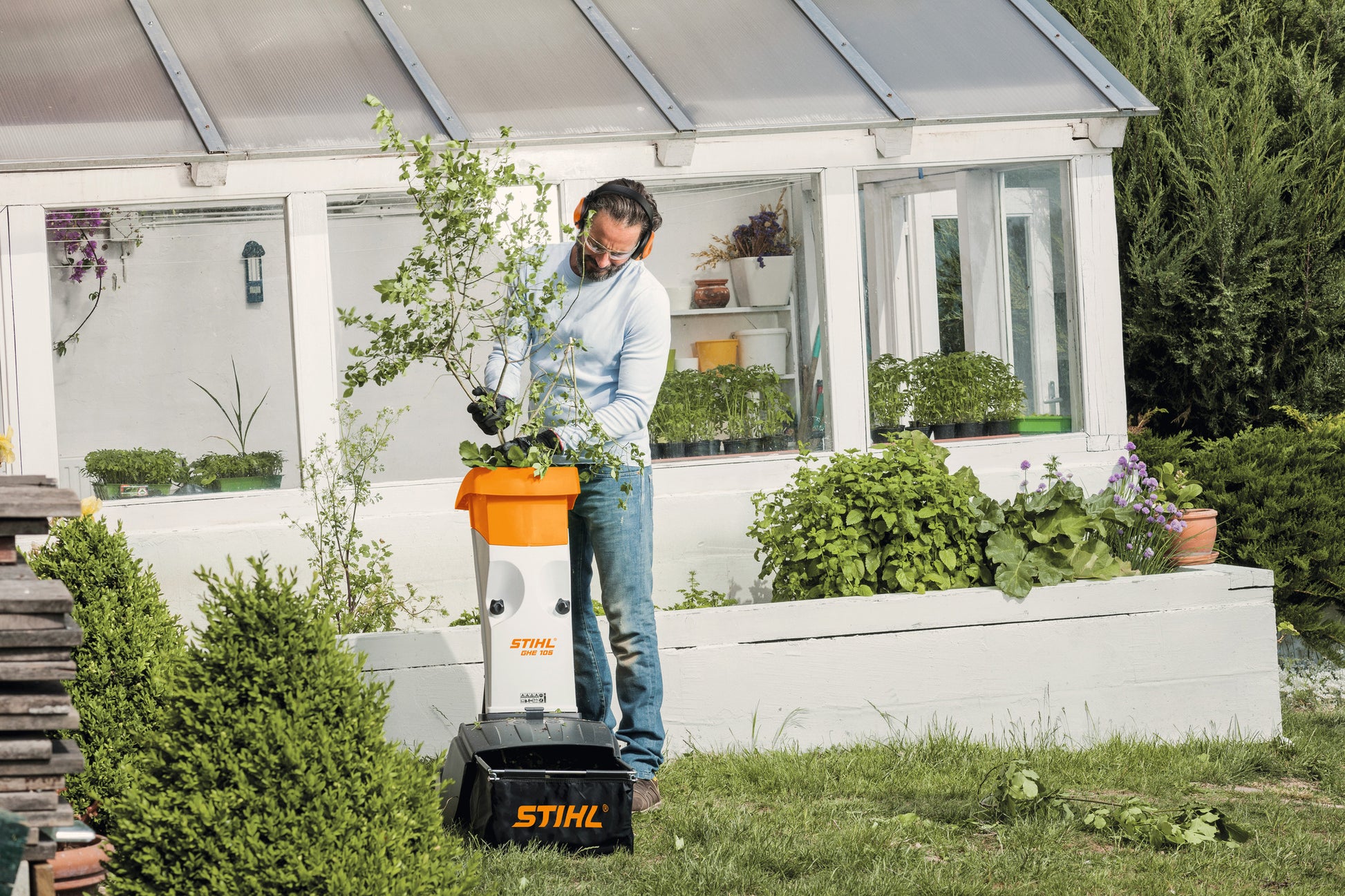 Biotrituratore Stihl GHE 105 in azione, mostra la capacità di triturazione dei rami