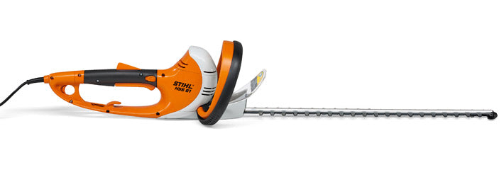Tagliasiepi elettrico STIHL HSE 61 in uso su siepe verde
