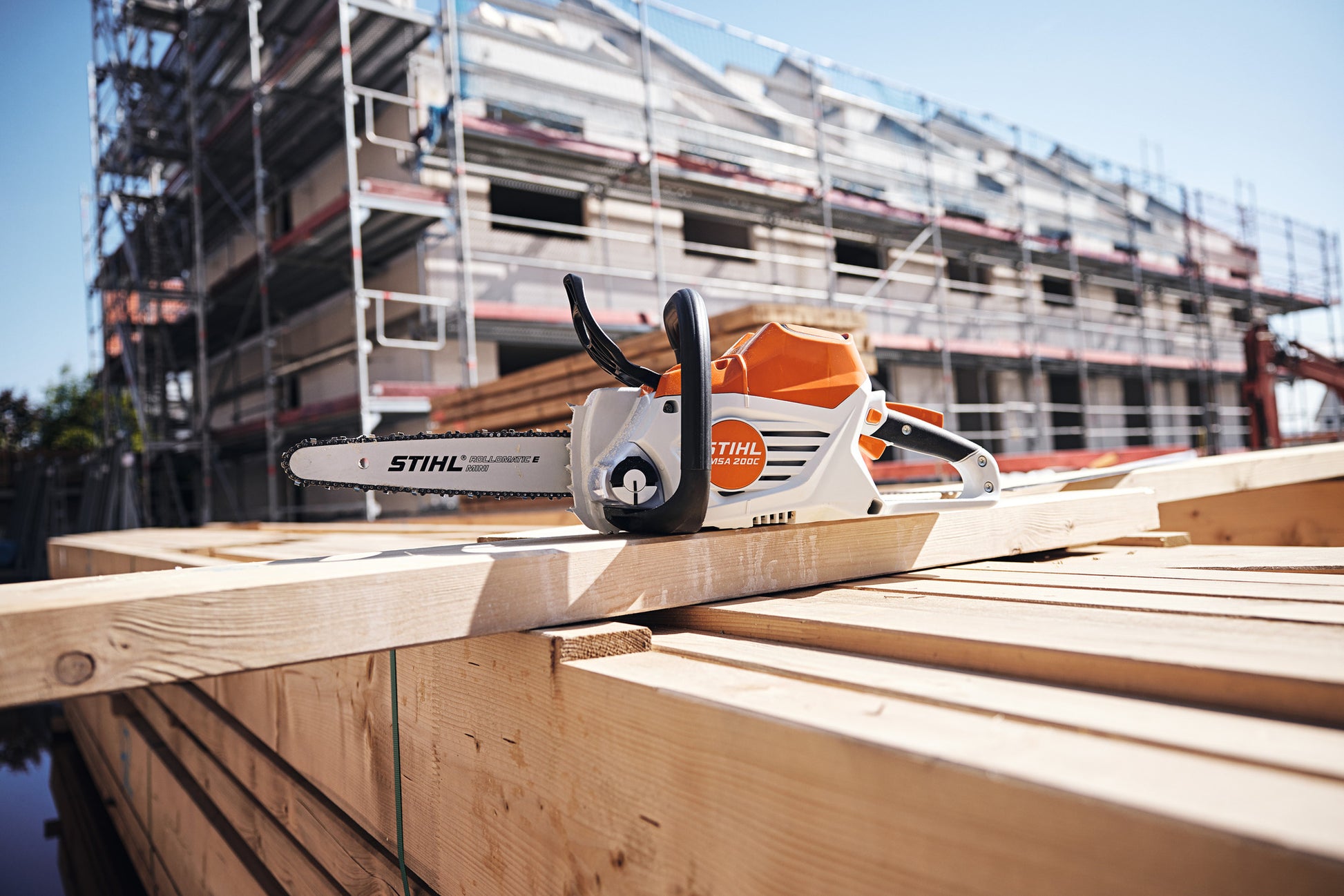 Differenti angolazioni della motosega MSA 200 C-B