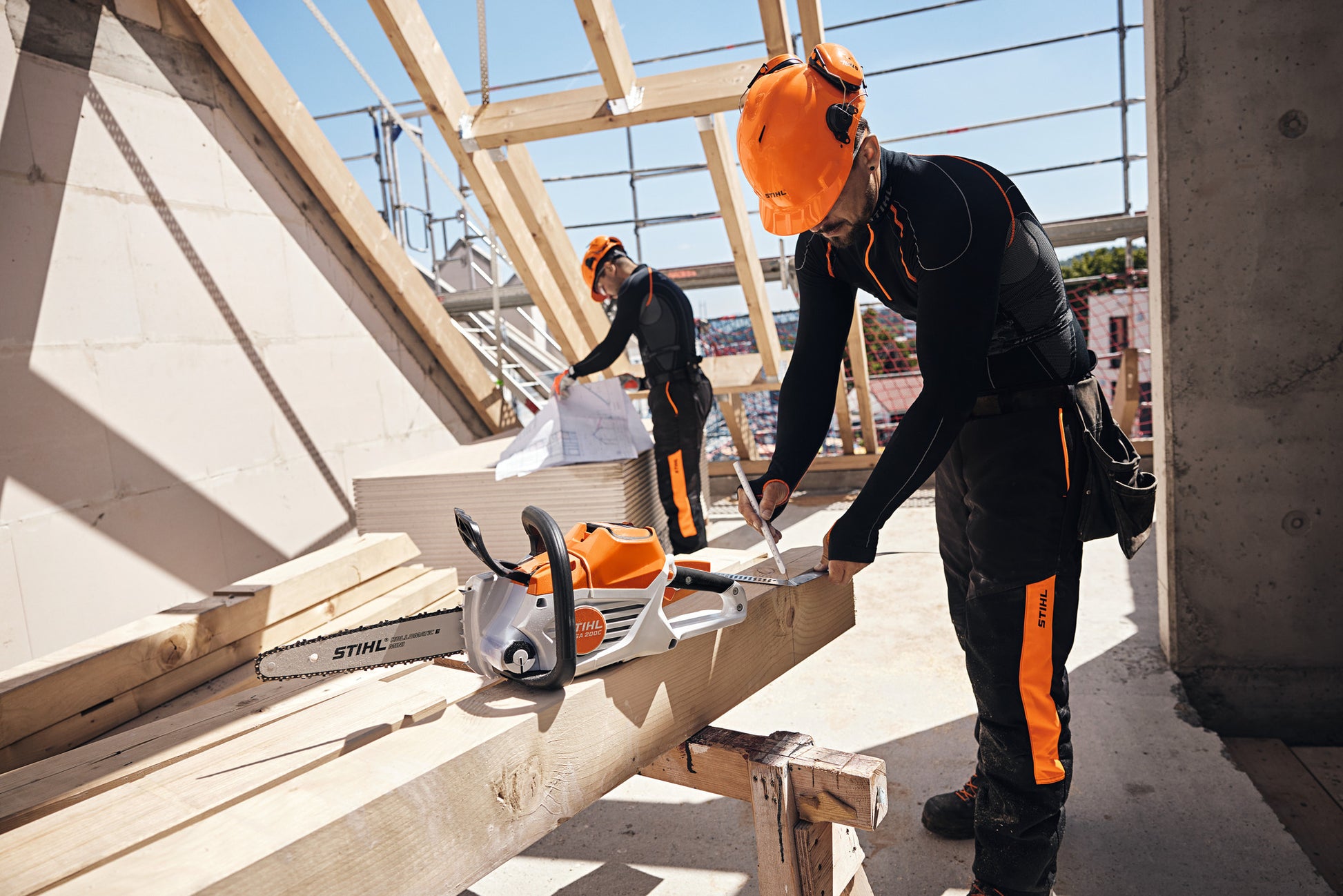 Dettaglio della catena e barra della motosega