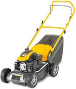 Rasaerba a benzina giallo e nero con motore potente, manico ergonomico e sacco di raccolta posteriore. Ideale per giardini di medie e grandi dimensioni, garantisce un taglio preciso e uniforme dell'erba. Design robusto e facile da manovrare.