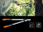 Forbici per potatura telescopiche Fiskars PowerGear X, ideali per tagliare rami alti e spessi. Manico ergonomico arancione e nero, lame in acciaio di alta qualità. Perfette per giardinaggio e manutenzione alberi. Immagine dimostrativa inclusa.