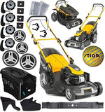 Tagliaerba Stiga con motore a scoppio, kit completo di accessori: lame di ricambio, ruote aggiuntive, sacco di raccolta, manuali d'uso e pallone Stiga. Ideale per giardinaggio e manutenzione del prato. Colore giallo e nero.